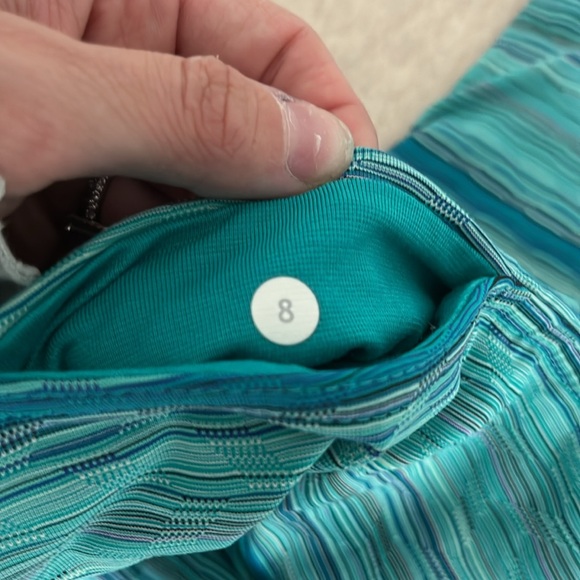 Multicolored lululemon 21” length leggings size 8 - Picture 4 of 4